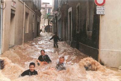 / CPSM FRANCE 30 "Nîmes, 3 octobre 1988 " / INONDATIONS / ENFANTS