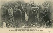 77 Seine Et Marne / CPA FRANCE 77 "Catastrophe de Melun 1913, la recherche des lettres tombées du wagon poste"