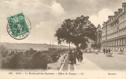 / CPA FRANCE 64 "Pau, le bld des Pyrénées, effets de nuages"