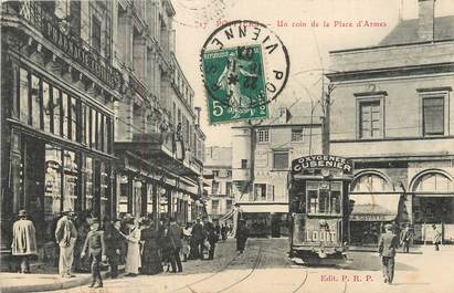 / CPA FRANCE 86 "Poitiers, un coin de la place d'Armes" / TRAMWAY