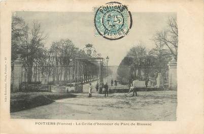 / CPA FRANCE 86 "Poitiers, la grille d'honneur du Parc de Blossac"