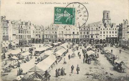 / CPA FRANCE 62 "Arras, la petite Place" / MARCHE