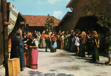 / CPSM FRANCE 33 "Village médiéval de la Hume, le jongleur, place des Captaux"