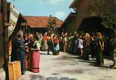 33 Gironde / CPSM FRANCE 33 "Village médiéval de la Hume, le jongleur, place des Captaux"