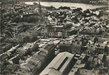 / CPSM FRANCE 33 "Libourne, vue aérienne centrale avec hôtel de ville"