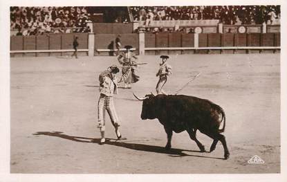 CPSM CORRIDA "Course de taureaux, une paire de banderilles au quart du Cercle"