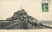 50 Manche / CPA FRANCE 50 "Le Mont Saint Michel, l'arrivée d'un pélérinage"