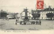 77 Seine Et Marne / CPA FRANCE 77 "Melun, fontaine de la place Saint Jean"