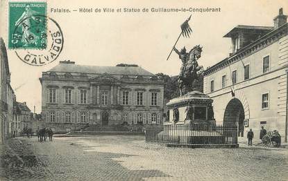 / CPA FRANCE 14 "Falaise, hôtel de ville et statue de Guillaume le Conquérant"