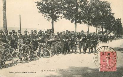 / CPA FRANCE 51 "Bataillon cycliste, la halte après le combat" / MILITAIRES