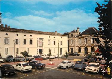 / CPSM FRANCE 33 "Saint André de Cubzac, l'hôtel de ville, la poste et la nouvelle place"