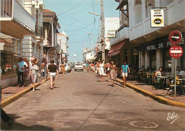 / CPSM FRANCE 33 "Soulac, le haut de la rue de la plage"