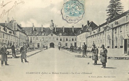 / CPA FRANCE 10 "Clairvaux, maison centrale, la cour d'honneur"