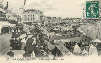 / CPA FRANCE 85 "Sables d'Olonne, le  Remblai et la plage" 