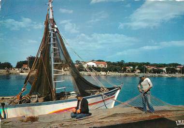 / CPSM FRANCE 34 "Grau d'Agde, réparation des filets de pêche"