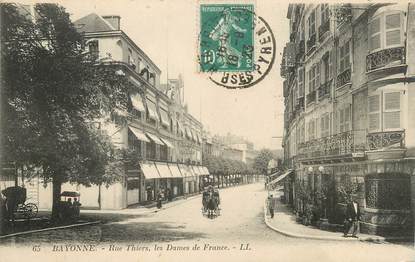 / CPA FRANCE 64 "Bayonne, rue Thiers, les dames de France"
