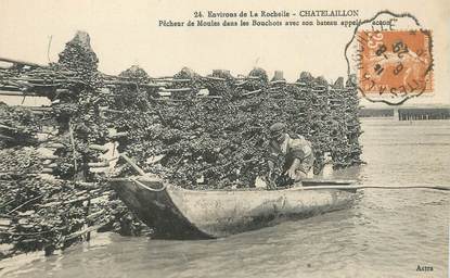 / CPA FRANCE 17 "Chatelaillon, pêcheurs de moules"