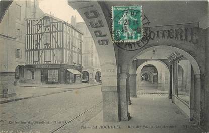 / CPA FRANCE 17 "La Rochelle, rue du palais, les arcades"