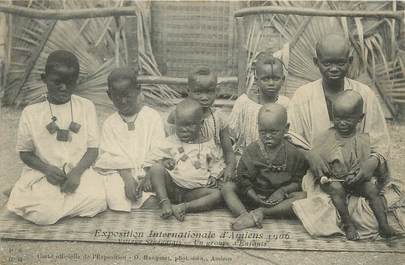 / CPA FRANCE 80 "Exposition Internationale d'Amiens 1906, village Sénégalais, un groupe d'enfants"