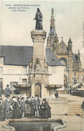 / CPA FRANCE 56 "Sainte Anne d'Auray, arrivée des pélerins à la fontaine"
