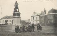 29 Finistere / CPA FRANCE 29 "Carhaix, le champ de bataille, statue de la tour d'Auvergne"