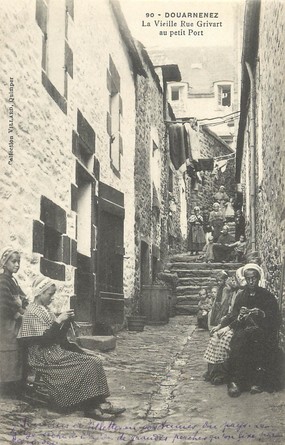 / CPA FRANCE 29 "Douarnenez, la vieille rue Grivart au petit port"