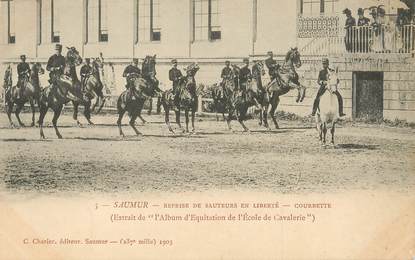 / CPA FRANCE 49 "Saumur, reprise de sauteurs en liberté, courbette"