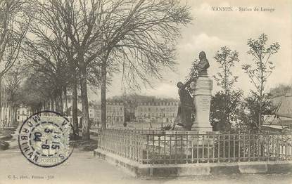 / CPA FRANCE 56 "Vannes, statue de Lesage"