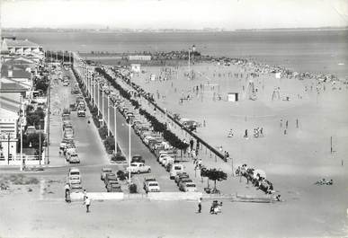 / CPSM FRANCE 34 "Valras Plage, bld du front de mer et la plage"