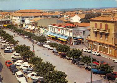 / CPSM FRANCE 34 "Valras Plage, vue d'ensemble sur la place de la station balnéaire"