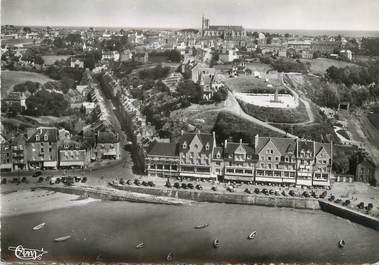 / CPSM FRANCE 35 "Cancale, vue aérienne, la rue du port et les hôtels"