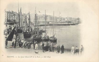 / CPA FRANCE 76 "Dieppe, le quai Henri IV et le port"