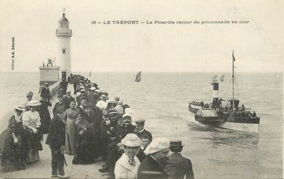 / CPA FRANCE 76 "Le Tréport, la Picardie retour de promenade en mer"