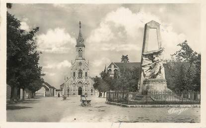 / CPSM FRANCE 36 "Issoudun, basilique Notre Dame du Sacré Coeur et monument de 1870"