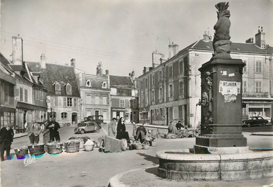 / CPSM FRANCE 36 "Issoudun, la place, marché aux légumes"