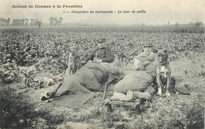 CPA DOUANE "Douaniers en embuscade" / CHIEN