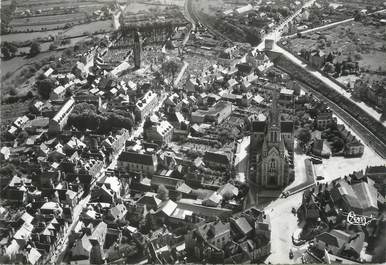 / CPSM FRANCE 35 "Vitré, vue aérienne, église Saint Martin et la vieille Tour Saint Martin"