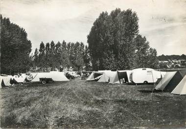 / CPSM FRANCE 37 "Vouvray, au centre des vignobles et des châteaux de la Loire" / CAMPING