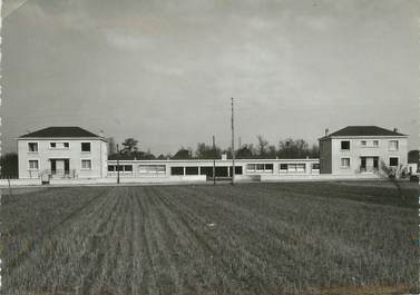 / CPSM FRANCE 37 "La Ville aux dames, groupe scolaire"