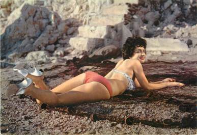 / CPSM BAIGNEUSES "Femme allongée sur la plage"  /   NU