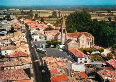 / CPSM FRANCE 17 "Saint Genis de Saintonge, vue aérienne du centre "