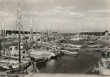 / CPSM FRANCE 17 "Ile d'Oléron, Saint Trojan Les Bains, le port" / BATEAU