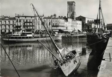 / CPSM FRANCE 17 "La Rochelle, le quai Duperré et l'église Saint Sauveur "