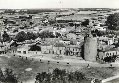 / CPSM FRANCE 17 " Aulnay de Saintonge, la tour, l'hôtel de ville et la poste"