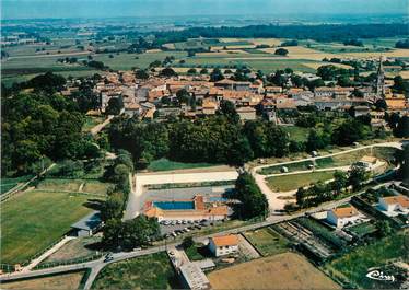 / CPSM FRANCE 17 "Archiac, vue aérienne" / STADE