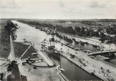 / CPSM FRANCE 14 "Ouistreham, l'écluse et le canal"