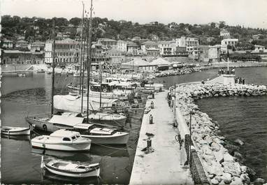 / CPSM FRANCE 06 "Saint Jean Cap Ferrat, le port et vue sur la ville"