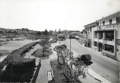 / CPSM FRANCE 06 "Saint Jean Cap Ferrat, la place et le port "