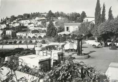 / CPSM FRANCE 06 "Saint Paul de Vence, terrasse de l'auberge de la résidence"