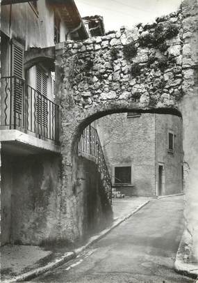 / CPSM FRANCE 06 "Saint Vallier de Thiey, une vieille rue et son ancienne porte Romane"